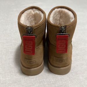 UGG Classic Mini Logo Zip Boots - Sz 10 (Fits like 9)